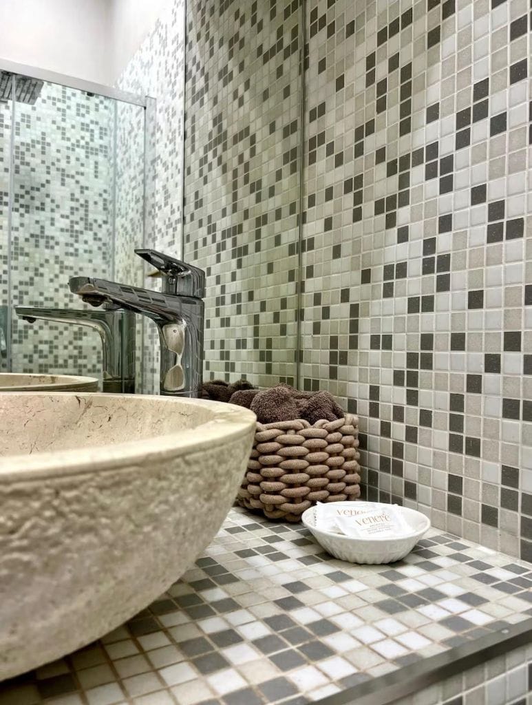 Bagno moderno con box doccia dell'appartamento Casa Fiori Chiari