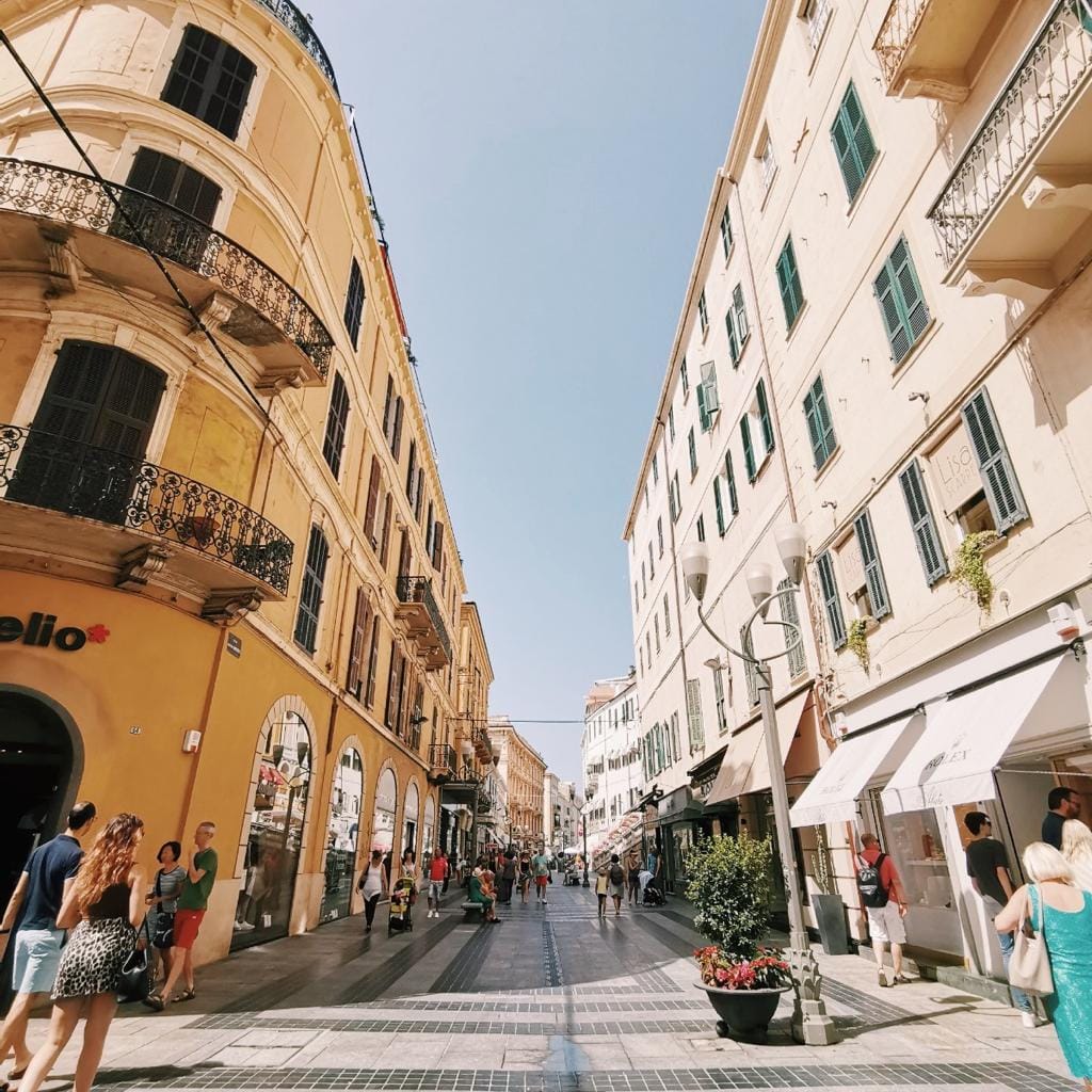 Via Matteotti e lo shopping nel centro di Sanremo